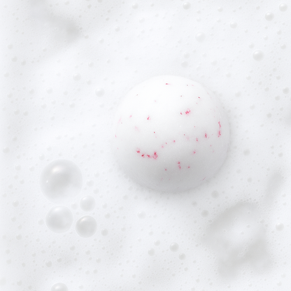 Pink bath bomb溶解在泡沫浴水中